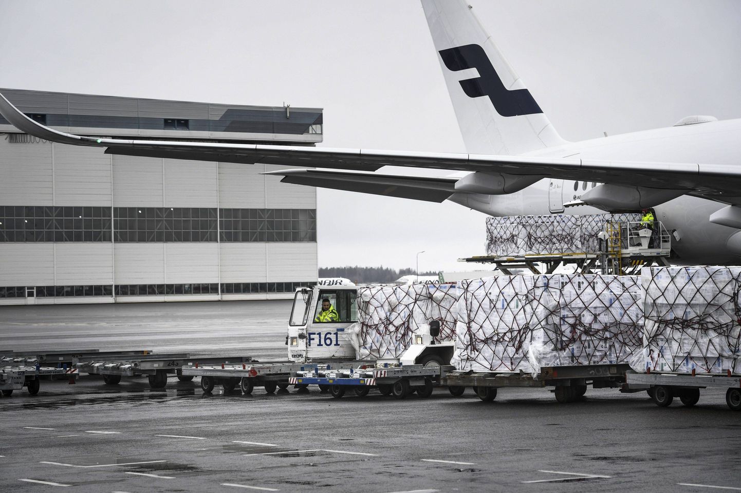 Hiinast saabunud meditsiinivarustuse maha laadimine Finnairi lennukilt Helsingis. Äpardunud maskihange pani eelmisel kevadel Soomes pead veerema.