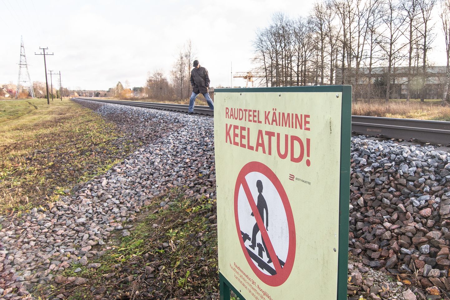 Jõhvi Konsumi poe taga on isetekkeline raudteeületuskoht, mis on aga ohtlik, kuna nähtavus on seal piiratud.
