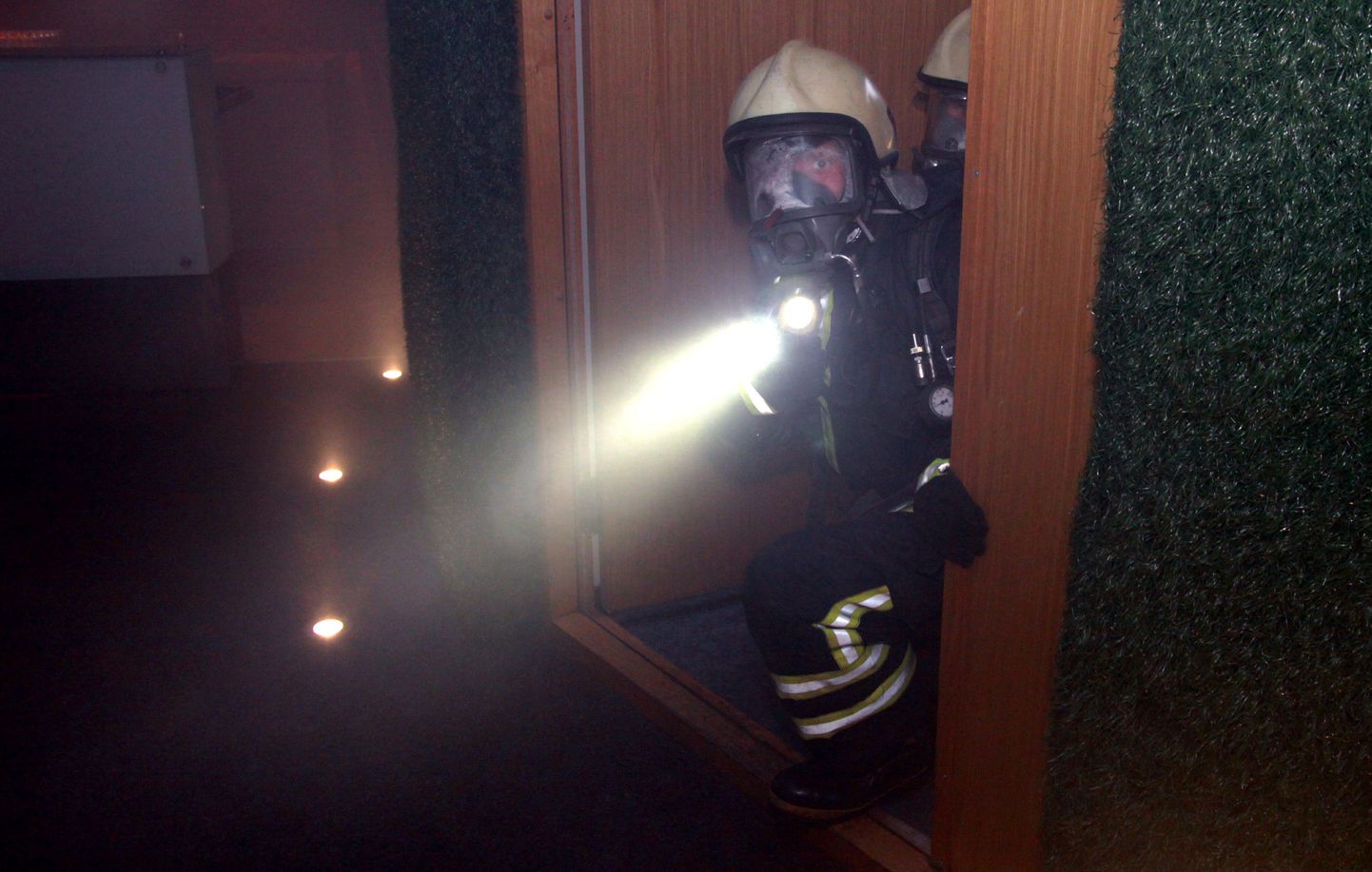 Pärnus spaahotelli Strand ööklubis toimus täna pärastlõunal tulekahjuõppus, mille käigus päästeteenistus harjutatas koos teiste ametkondade ja hoone personaliga tegutsemist tulekahju korral.