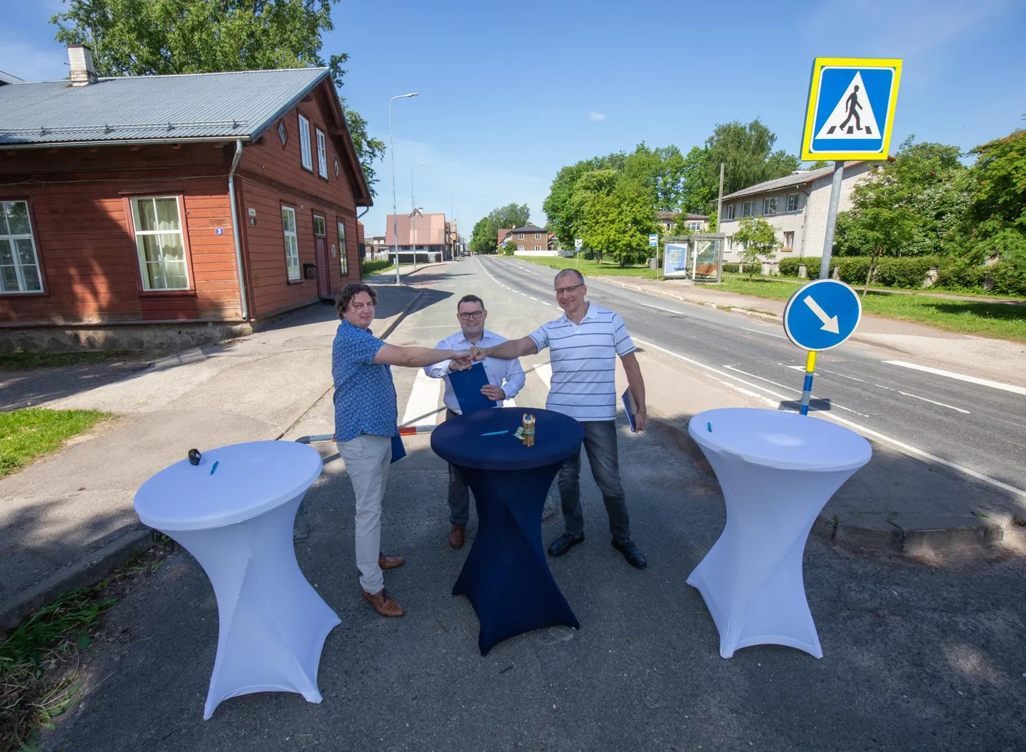 Neljapäeval astusid ehitusfirma TREF Nord juhatuse liige Jaanus Taro (vasakul), Viljandi linnapea Madis Timpson ja Viljandi Veevärgi juhataja Toomas Porro Uuel tänaval laudade taha ning allkirjastasid lepingu, mille järgi ehitatakse Uus tänav uueks. See töö on 2021. aasta kõige kallim tänavaremont Viljandis.
