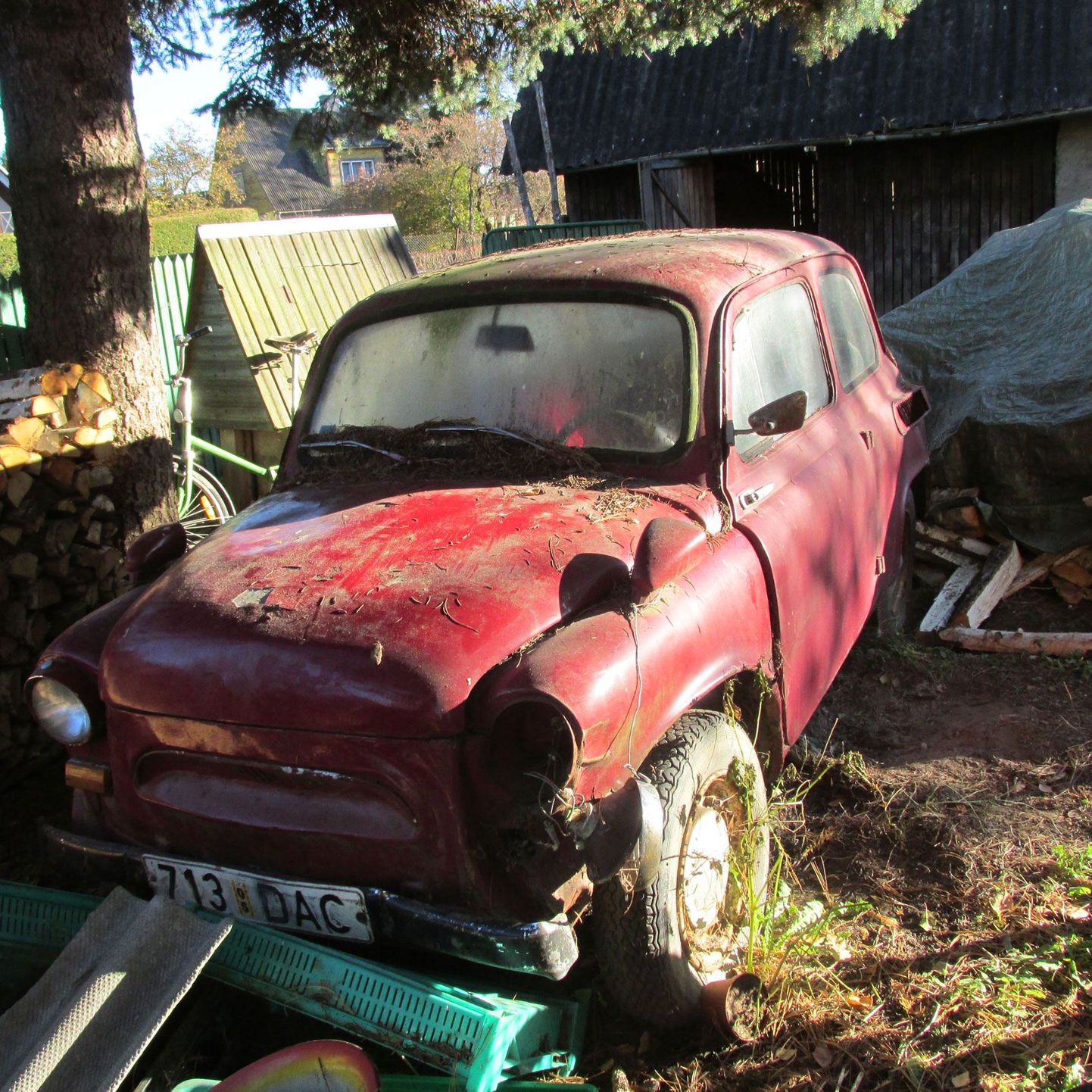 Eesti Liikluskindlustuse Fondi andmebaasist sai 49-aastase sõiduki ZAZ-965A omanik teada, et talle kuuluva sõidukiga juhtunud õnnetuste katteks on ta saanud tuhandeid eurosid remondiraha.