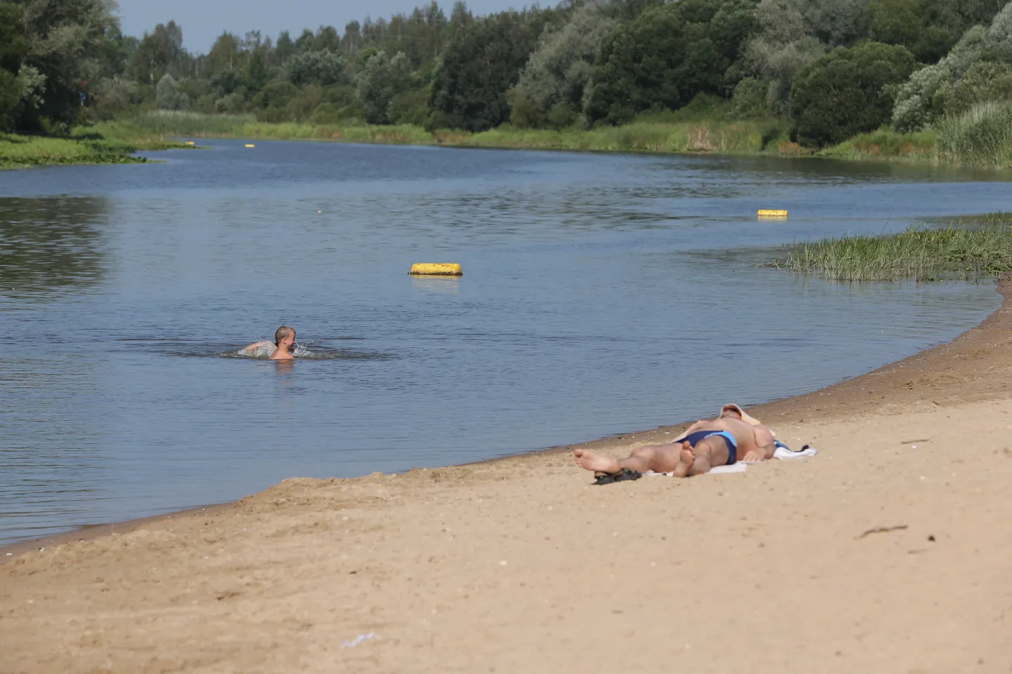 Supelrand Tartus Emajõe ääres.