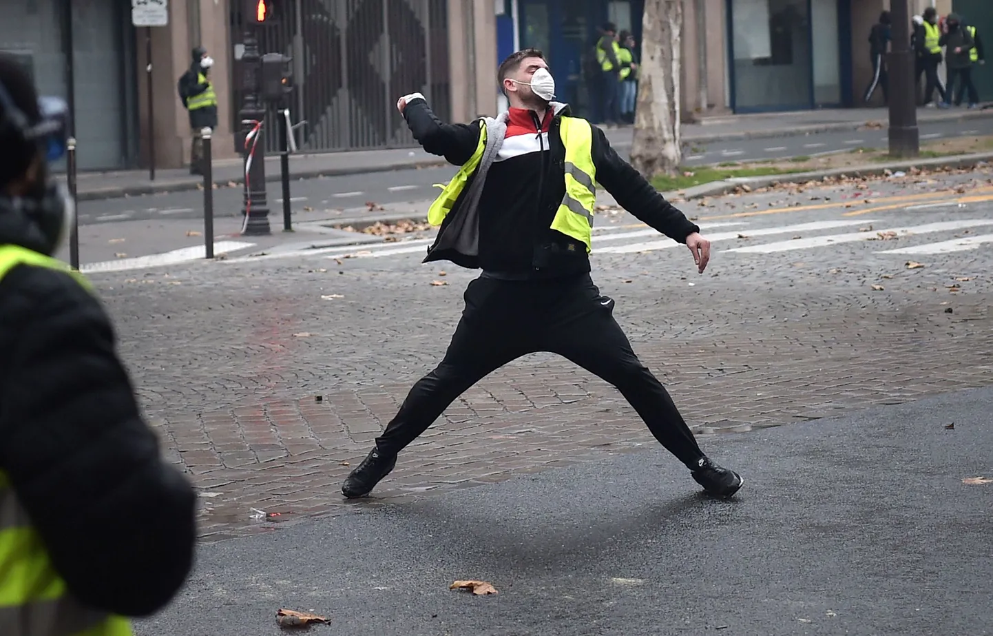Parīzē turpinās protesti pret augstajām degvielas cenām
