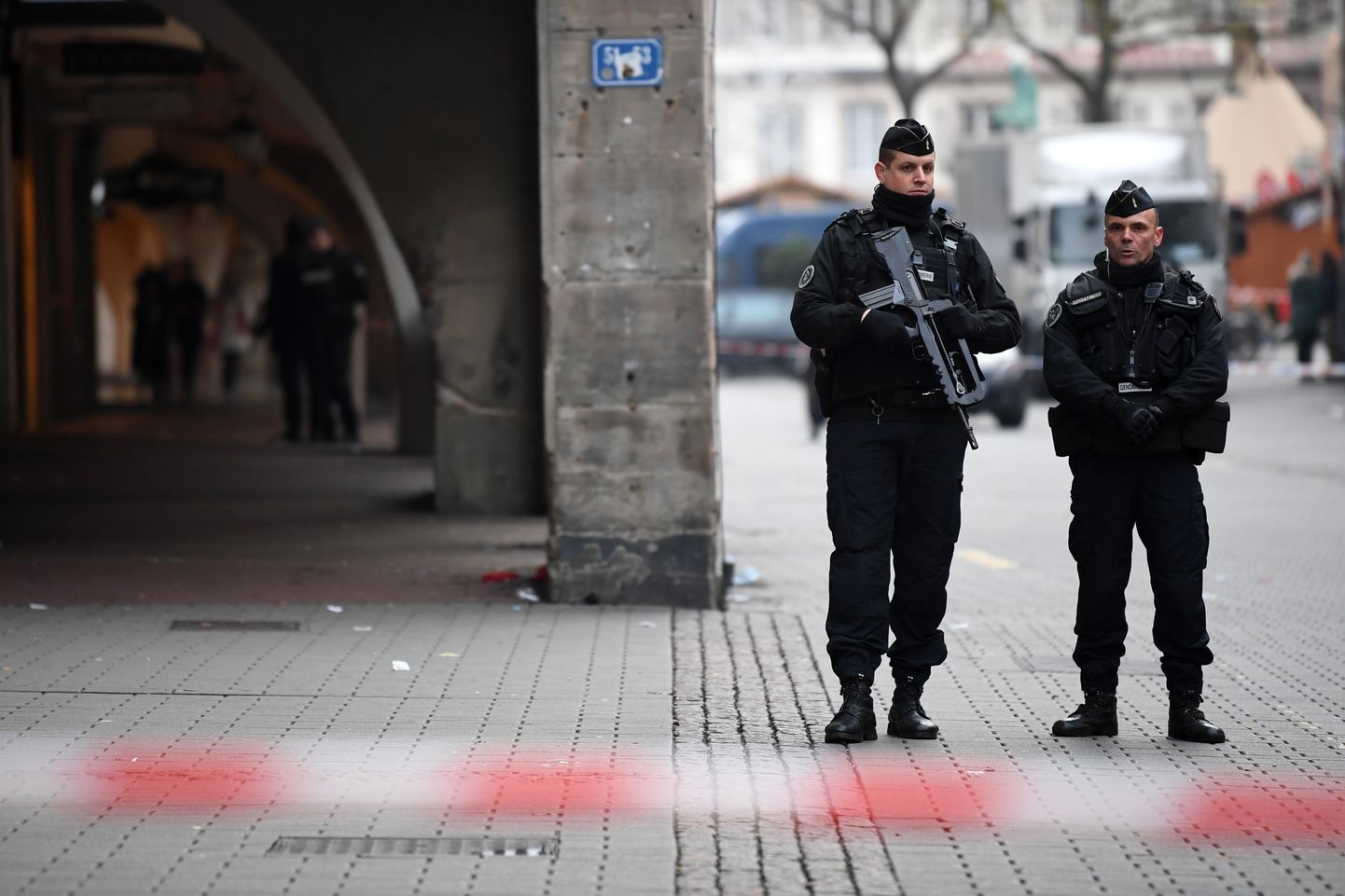 Relvastatud politseinikud Strasbourgi jõuluturu lähedal.