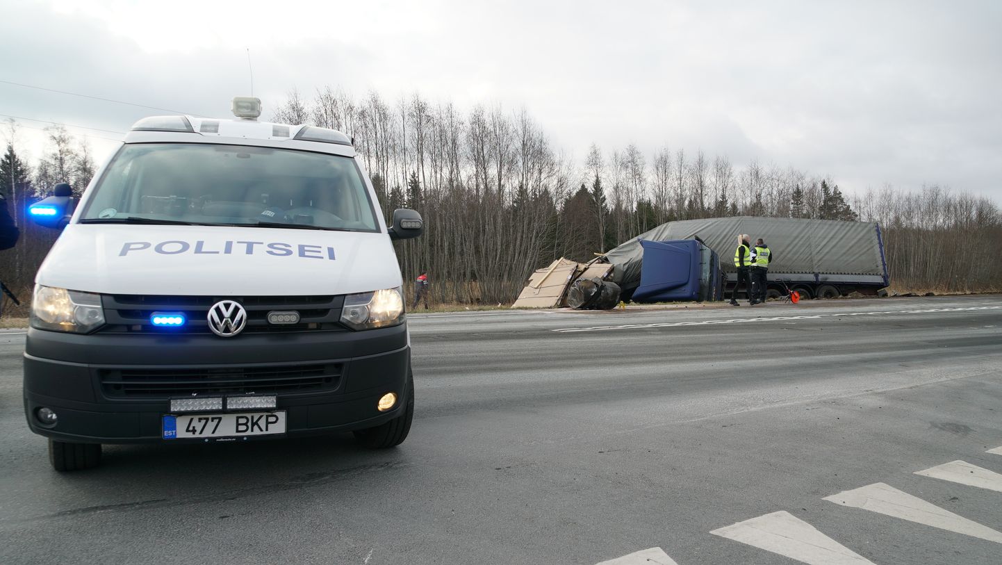 Pärnu-Rakvere-Sõmeru maanteel Kuiarus toimunud reka ja sõiduauto kokkupõrkes hukkus sõiduautot juhtinud 22aastane mees.