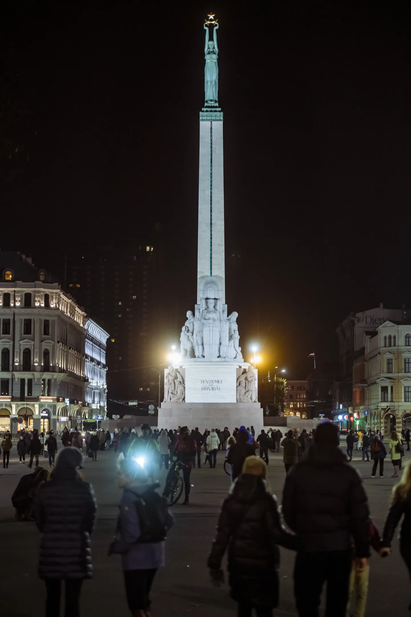 Foto: Brīvības pieminekļa izgaismošanas mēģinājums