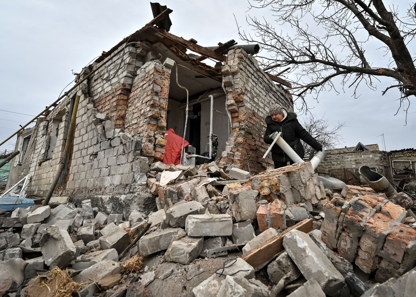Zaporižžja oblastis asuva Kuprijanivka küla elanik Ljubov Onõštšenko eelmisel nädalal oma raketirünnakus purustatud kodu juures.