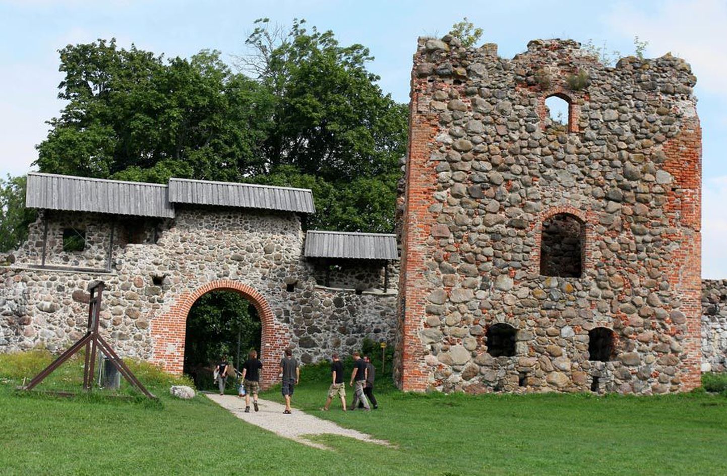XIII sajandi esimesel poolel oli Karksis üks kesksemaid Lõuna-Eesti kindlustatud kohti, kuid põhjalikke arheoloogilisi kaevamisi polnud seal varem tehtud.