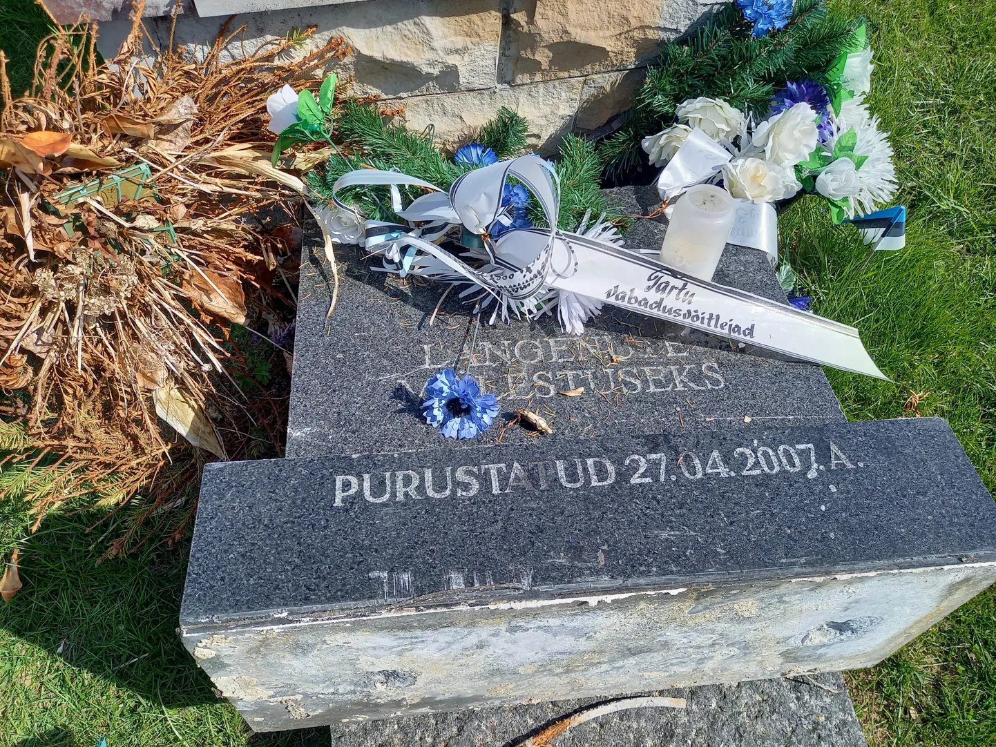 Sinimägedes rüüstati kokku seitset mälestusmärki.