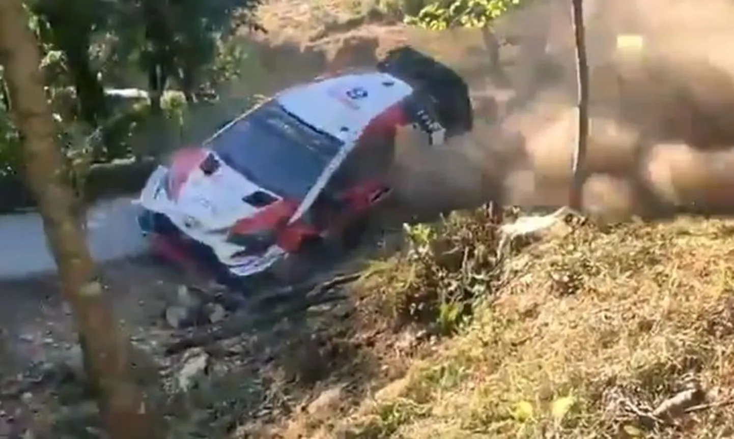Ott Tänak sõitis Portugali ralli 13. kiiruskatsel ühe kurvi pikaks.