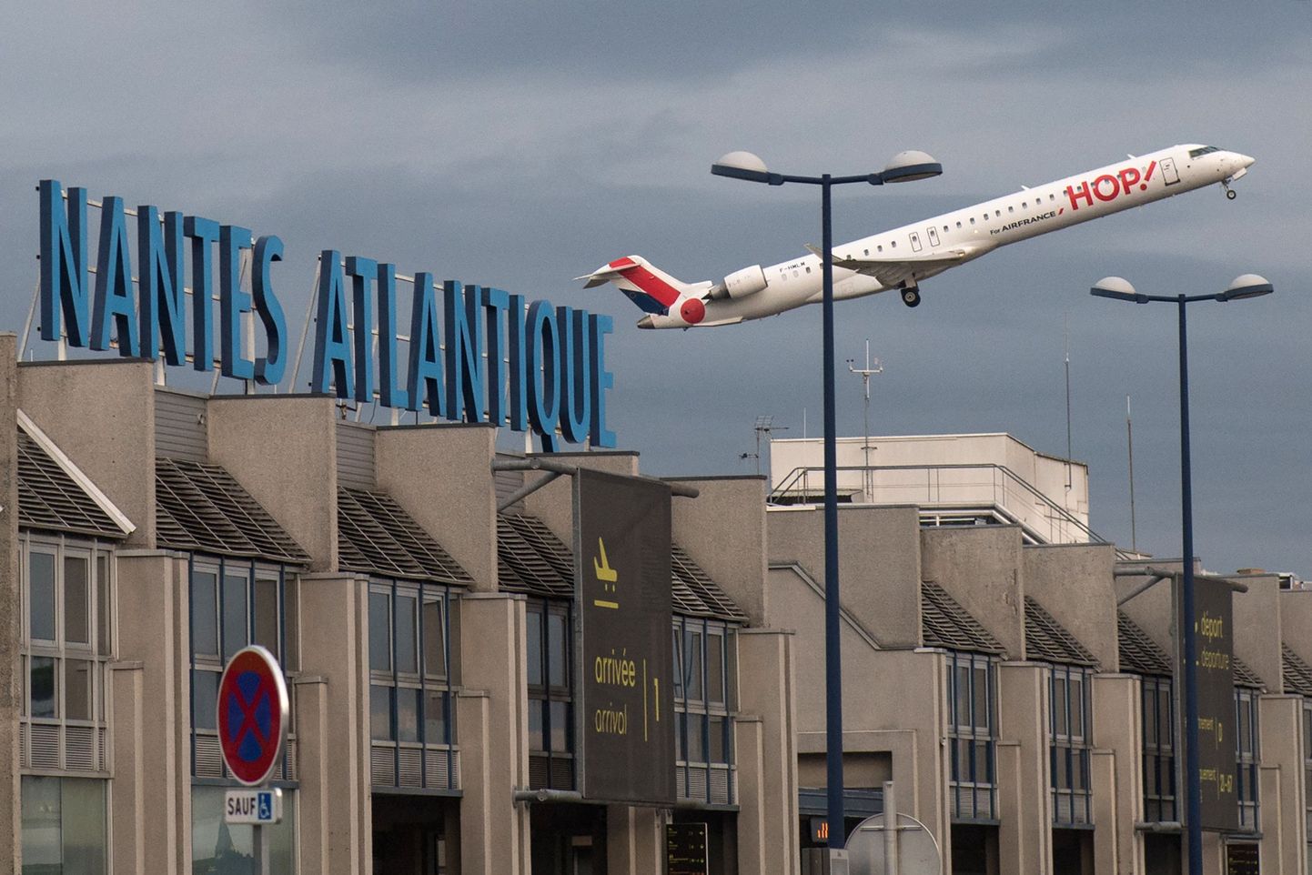 Prantsusmaa, Nantes'i lennuväli. 8. juunil tõusis pärast piirangute leevendamist õhku esimene lennuk.