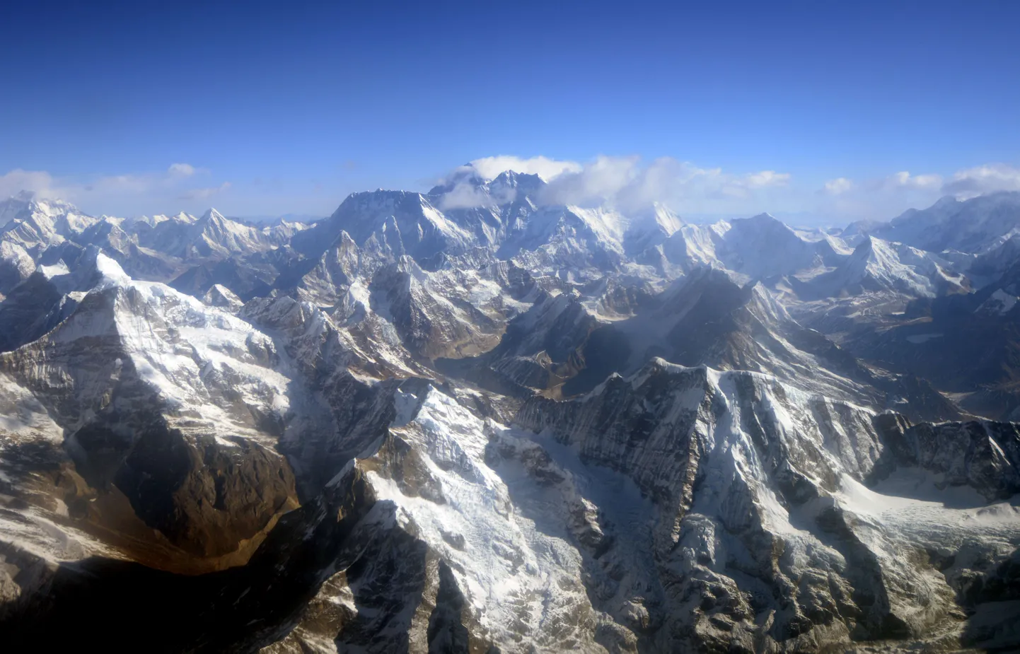Mount Everest (keskel)