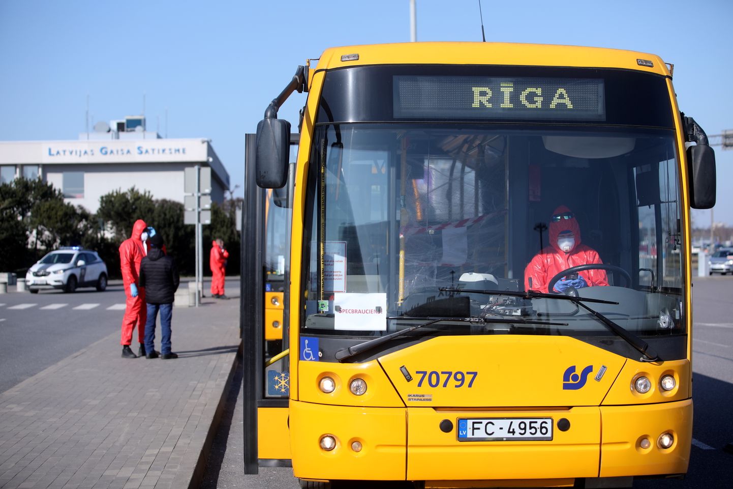 SIA "Rīgas satiksme" organizētie bezmaksas autobusi, kas paredzēti, lai repatriantus no lidostas "Rīga" nogādātu pēc iespējas tuvāk viņu dzīvesvietām.