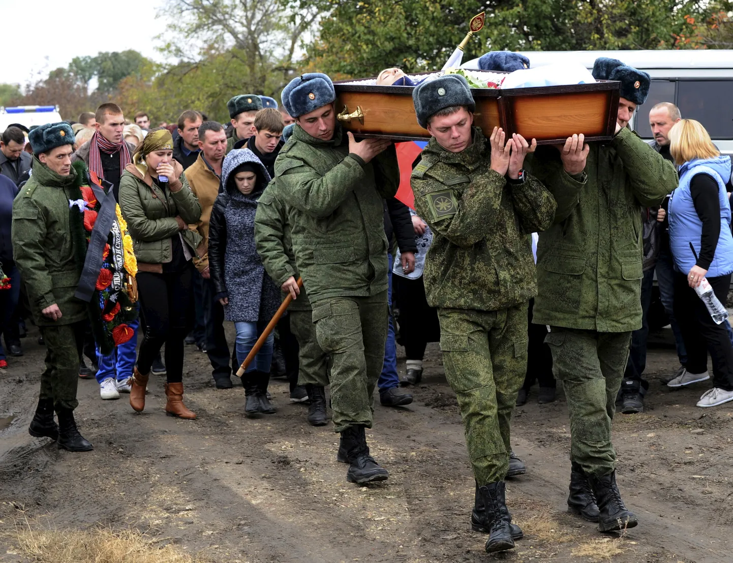 Vene sõdurid kandmas Süürias surnud kaasvõitleja kirstu.