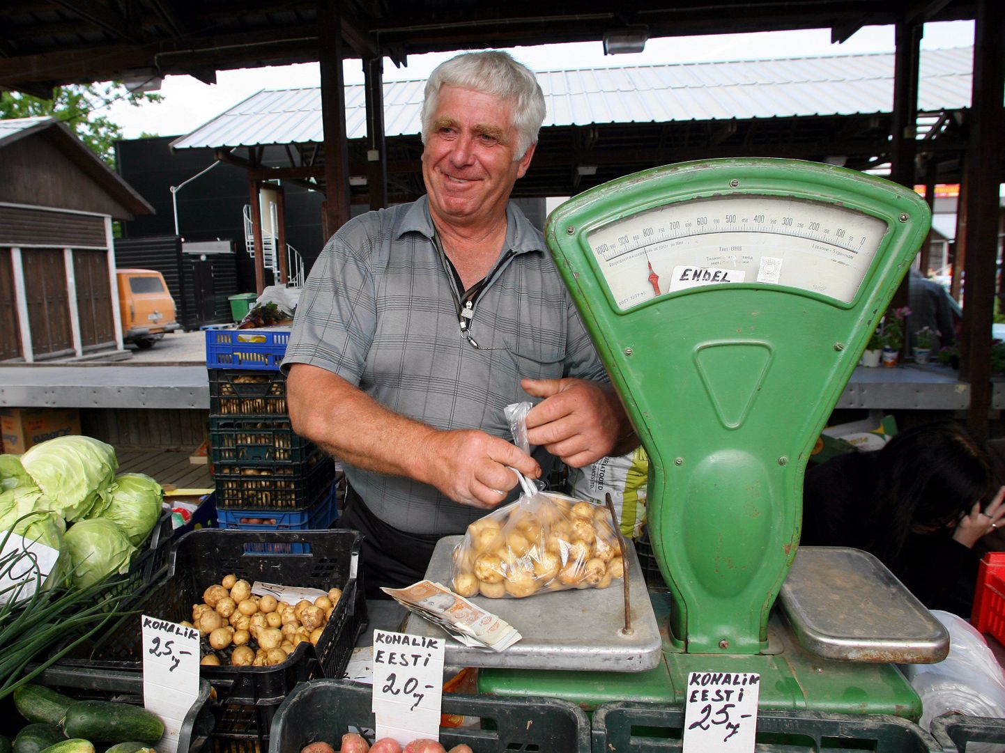 Endel Peek on Viljandi turul üks esimesi värske kodumaise kartuli müüjaid. Tänavu loodab mees saaki turustama hakata umbes 10. juuni paiku.