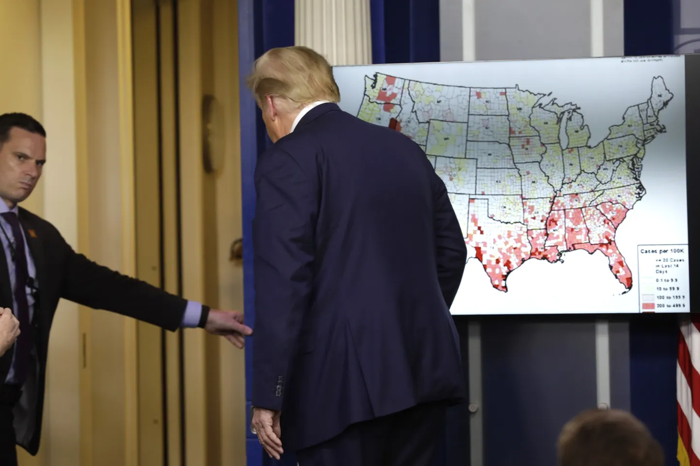 Donald Trump lahkumas neljapäeval toimunud koroonaviiruse presssibriifingult.