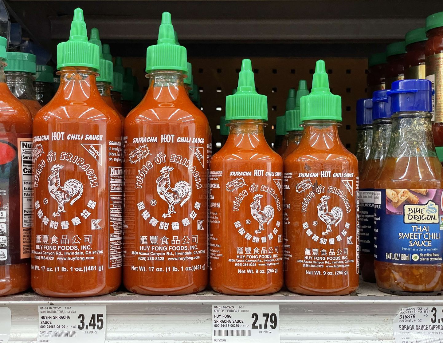 Ettevõtte Huy Fong Foodsi Sriracha kaste poelettidel.