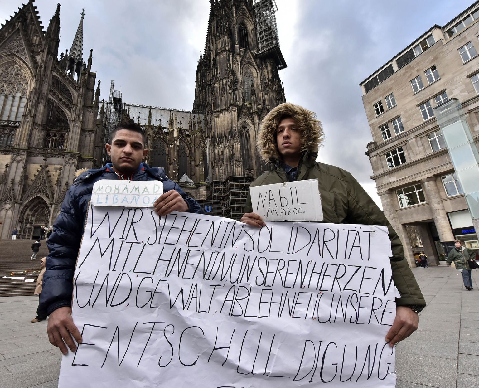«Oma südames oleme solidaarsuses teiega, me keeldume vägivallast ja loodame, et võtate vastu meie vabandused.»  Migrantide loosung Kölni katedraali ees.