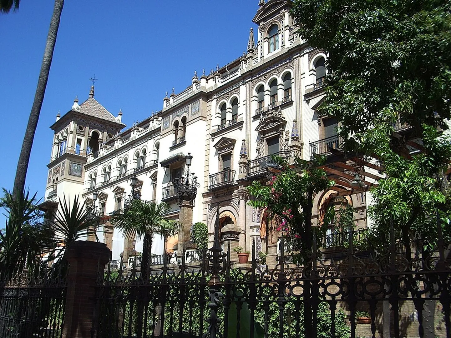 Lisabürokraatiaga tuleb edaspidi tegeleda nii Hispaania kõige tagasihoidlikumates hostelikestes kui ka nii legendaarsetes hotellides nagu Hotel Alfonso XIII Sevillas (pildil).