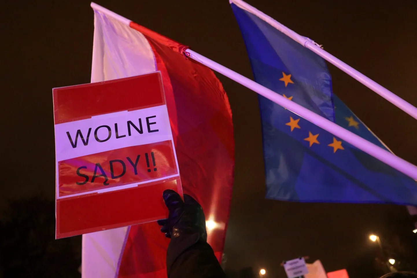 Detsembri alguses avaldati Varssavis meelt valitsuse kavandatava kohtureformi vastu, mis võib Poola ülemkohtu sõnul seada ohtu riigi liikmelisuse Euroopa Liidus.