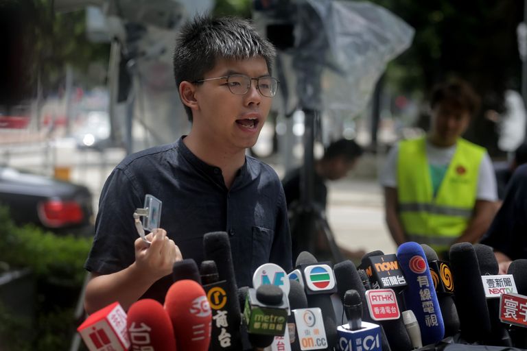 Aktivist Joshua Wong parlamendihoone ees intervjuud andmas. 