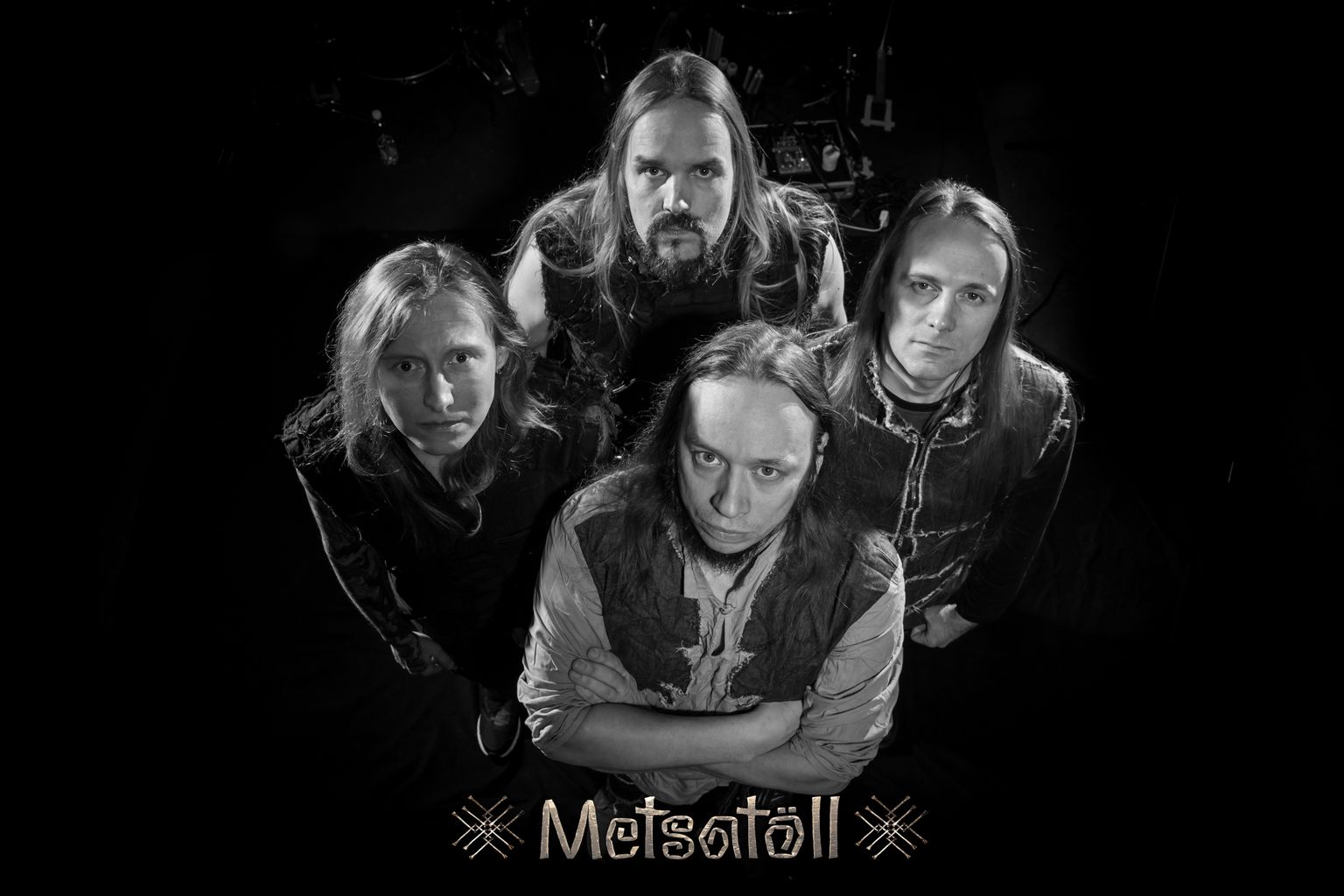 Folkmetal ansambel Metsatöll: üleval Markus Teeäär, vasakul Tõnis Noevere, paremal Raivo Piirsalu, all Lauri Õunapuu.