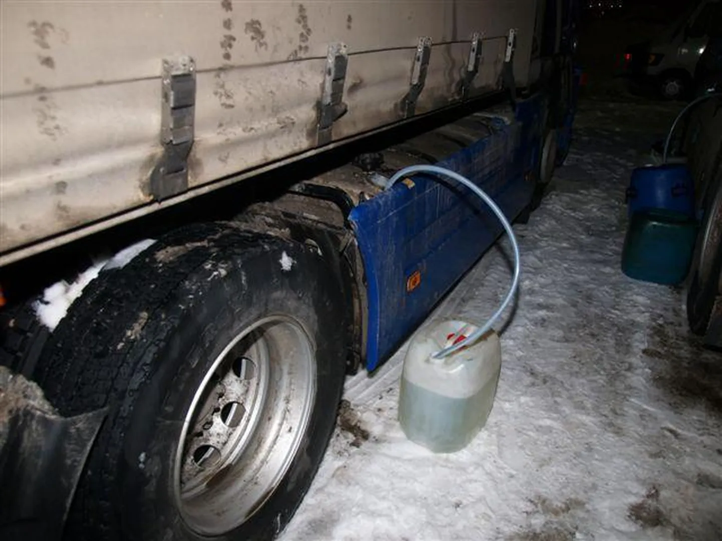 Varas on susanud vooliku veoauto paaki.