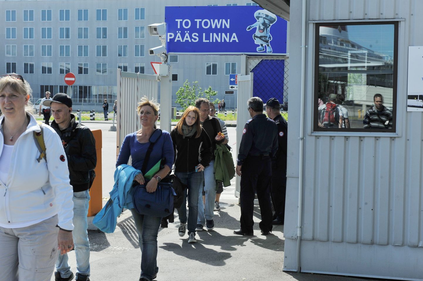 Saksa turistid saabuvad tagasi laevale Tallinnas kruiisilaevade kai ääres peatuvale laevale.