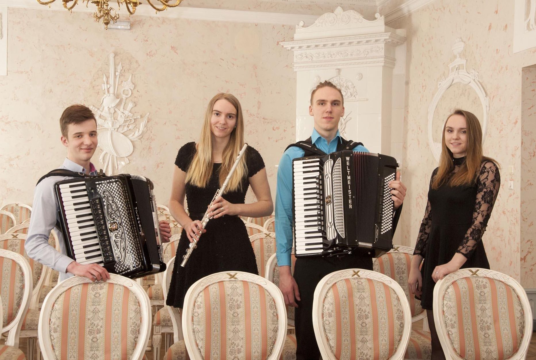 Abja Accordion Band ehk Helari Tehver (akordion, vasakult), Merili Kask (flööt), Kuldar Kask (akordion) ja Karmen Kask (süntesaatorid).