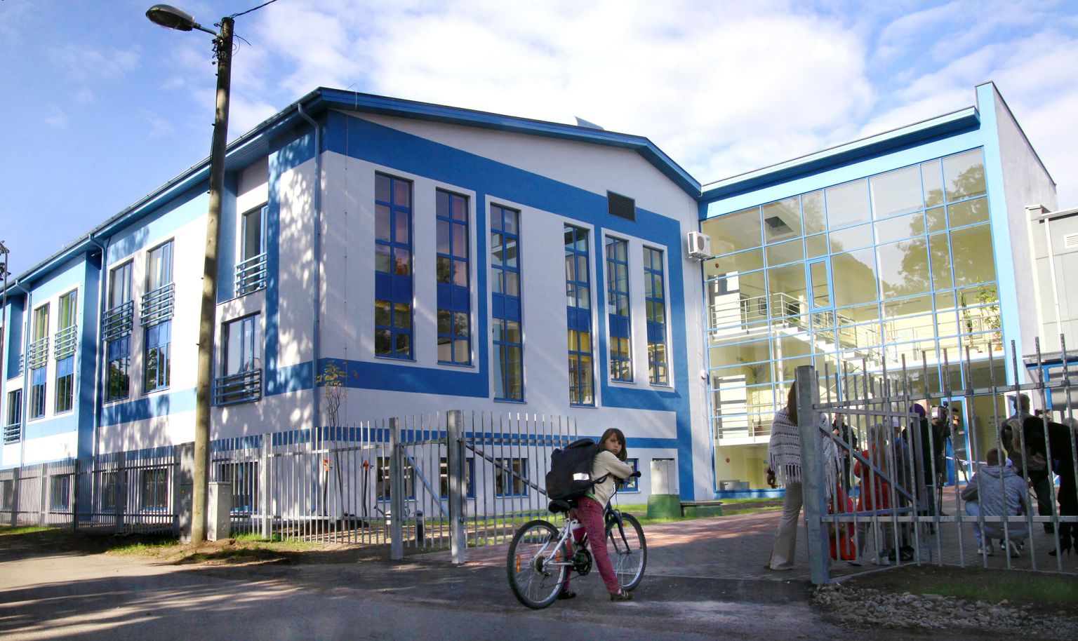Pernova hariduskeskuse tehnikamaja asub Pärnus Kooli tänaval.
