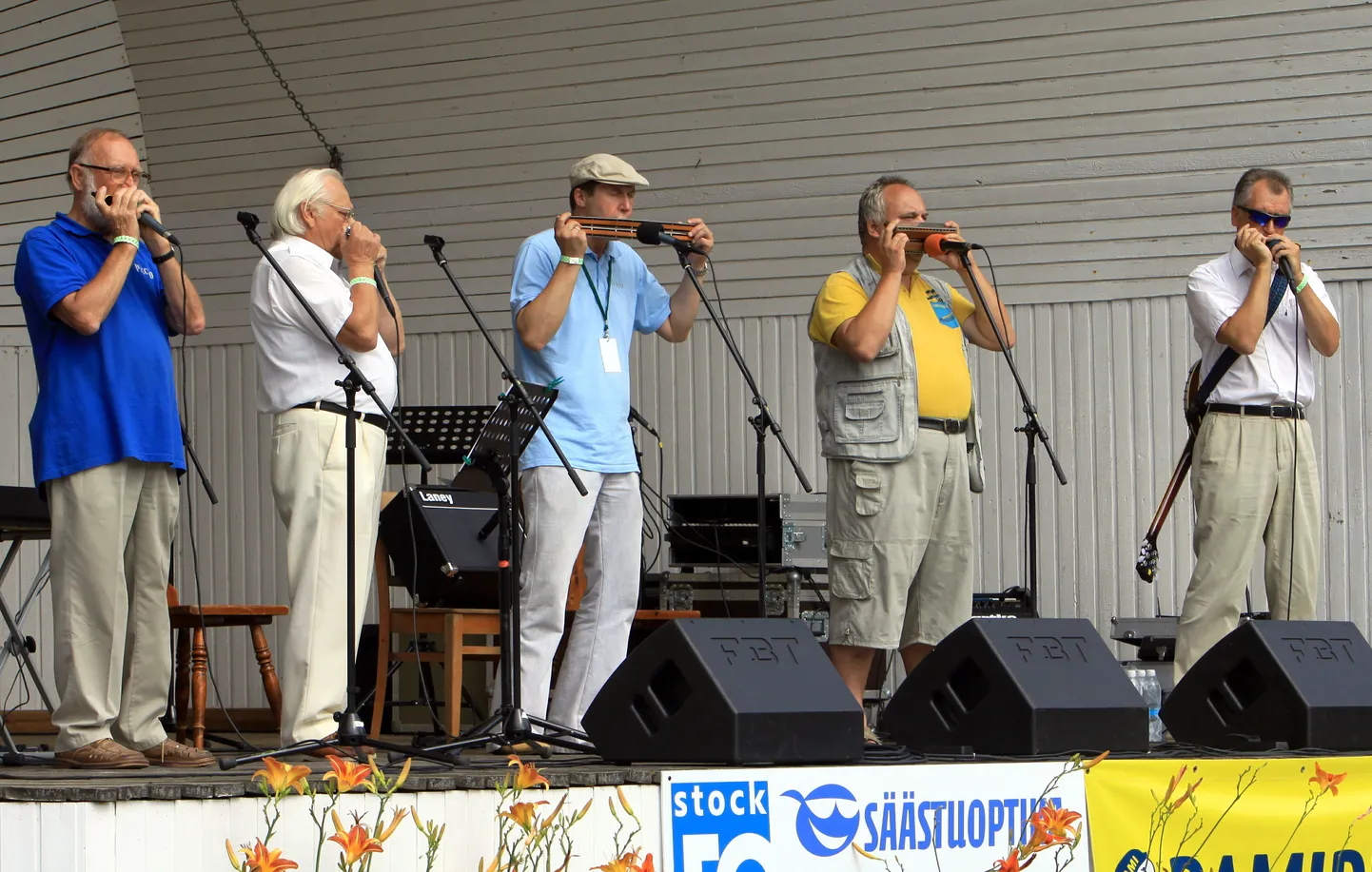 Suupilliklubi Piccolo pillimehed suupillifestivalil musitseerimas.