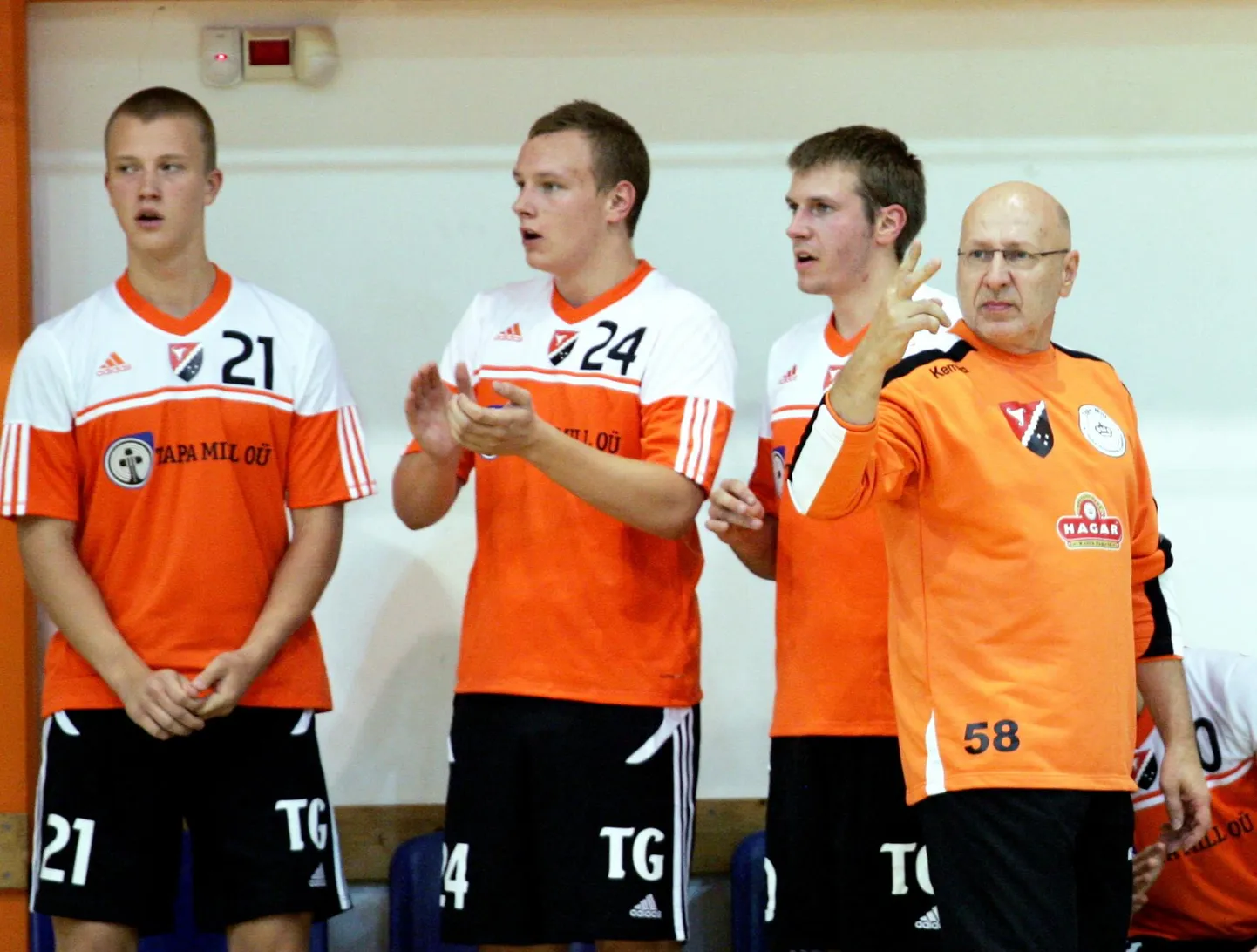 Spordiklubi Tapa meeskonna peatreener Elmu Koppelmann (paremal) ajab läbi valdavalt noorte mängumeestega. Ta loodab, et Tapal baseeruvate liitlasvägede Taani üksuses leidub vähemalt mõni käsipalli jagav sõdur, kes võiks kohalikule satsile toeks tulla.