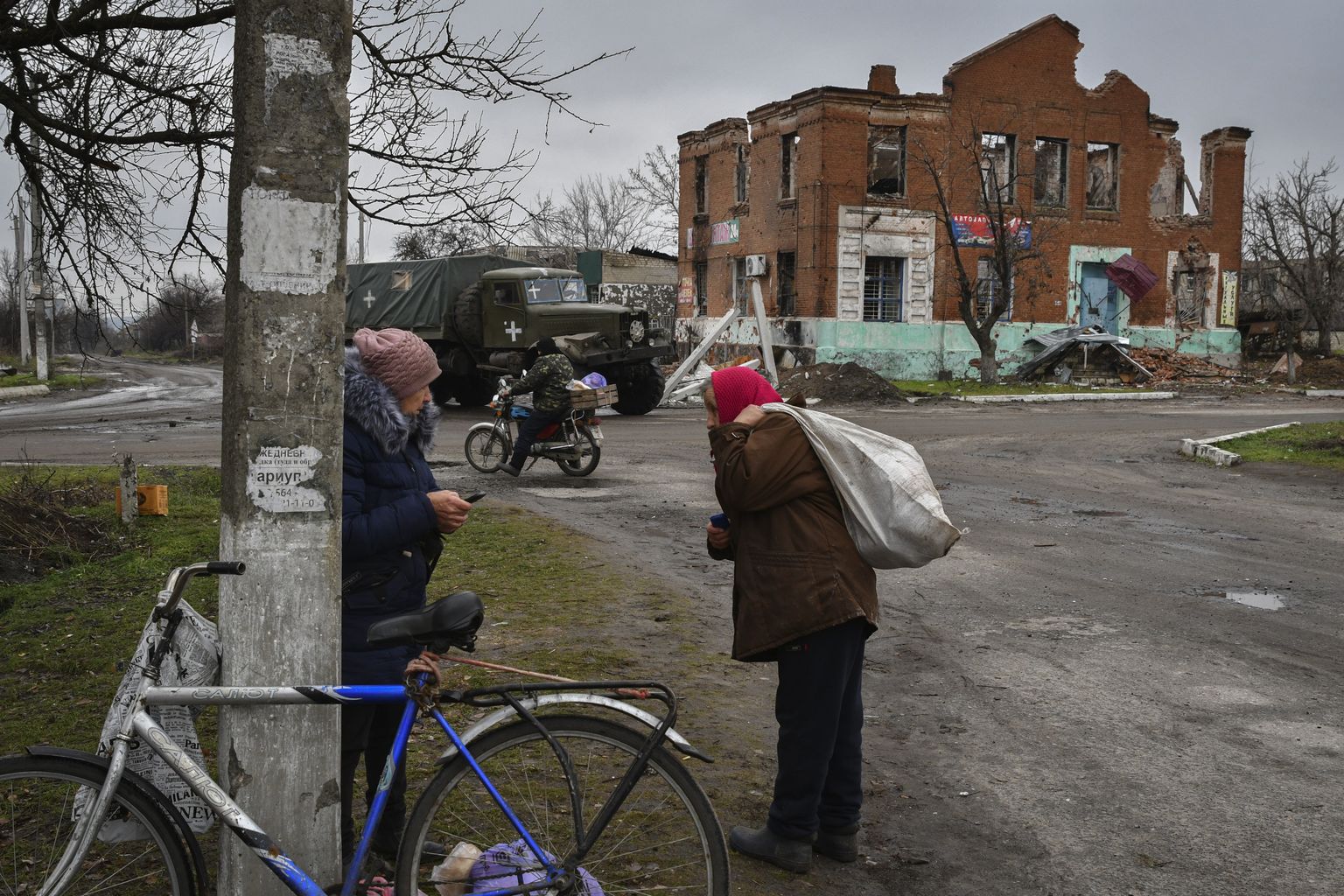 Inimesed kannavad humanitaarabina saadud toitu Donetski oblastis Drobõševes.