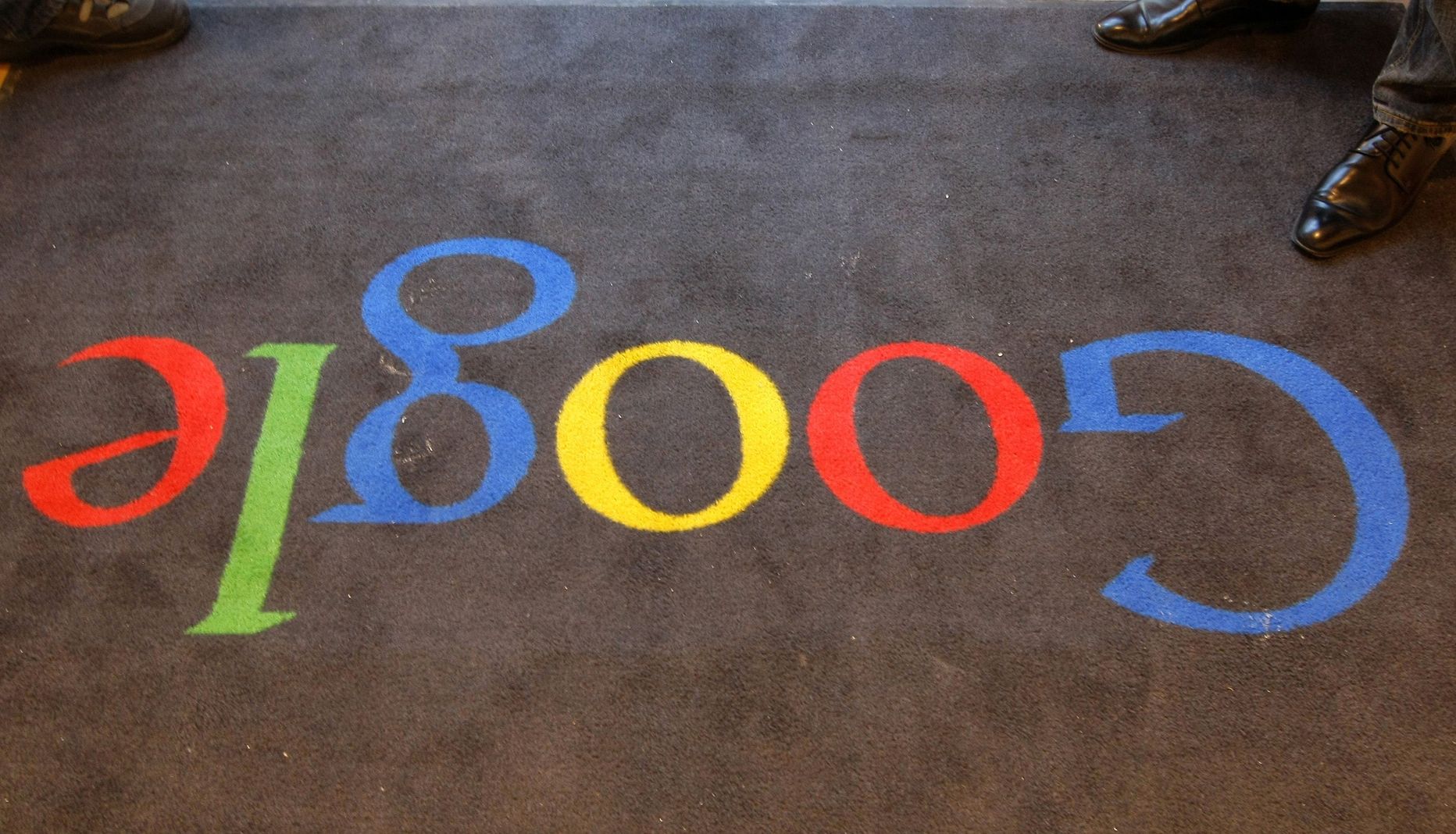 Google'i logo ettevõtte Prantsusmaa kontori vaibal