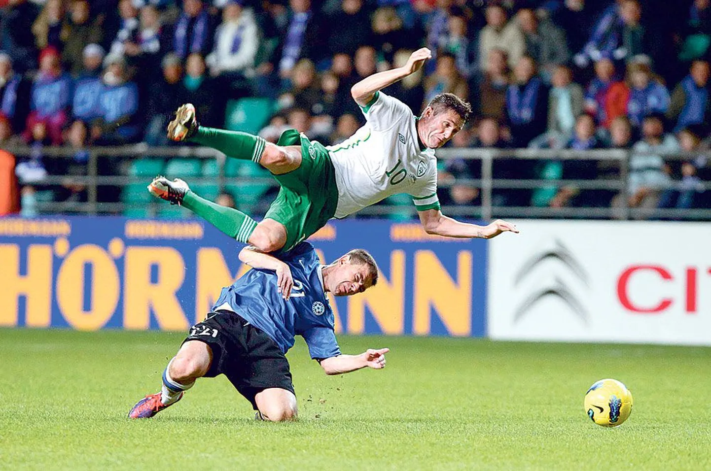 Parim spordifoto. Liis Treimann, Postimees. Iirimaa koondise jalgpalluri Robbie Keane’i õhulend Eesti-Iirimaa matšil 11. novembril Tallinnas Lilleküla staadionil. Assisteerib Andrei Stepanov.