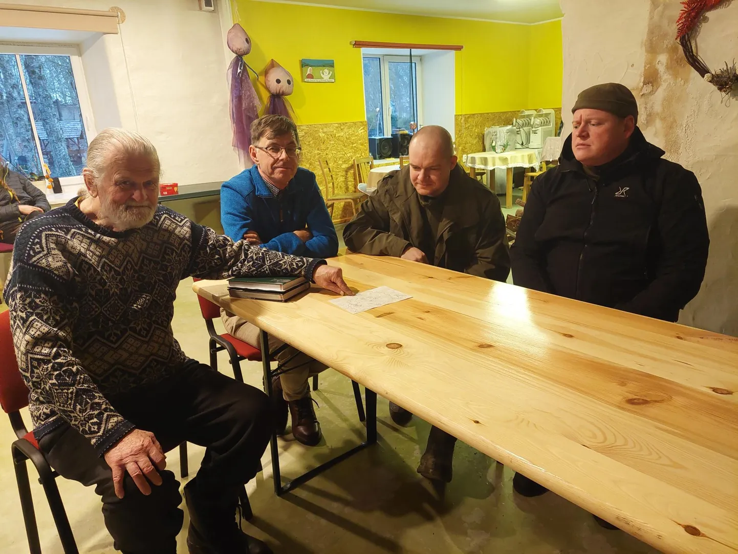 Tapiku külarahva muret tuugenite asjus jagasid (vasakult) Olev Kull ehk Tapiku Olev, Veljo Sarapuu, Rando Rõõmus ja Reinar Jürma. Novembris peetud koosviibimisel oli väike külamaja rahvast puupüsti täis.