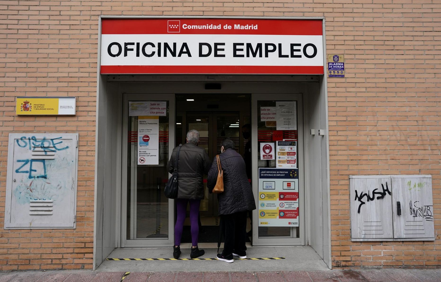 Töötud Hispaania pealinnas Madridis töötukassa ees.