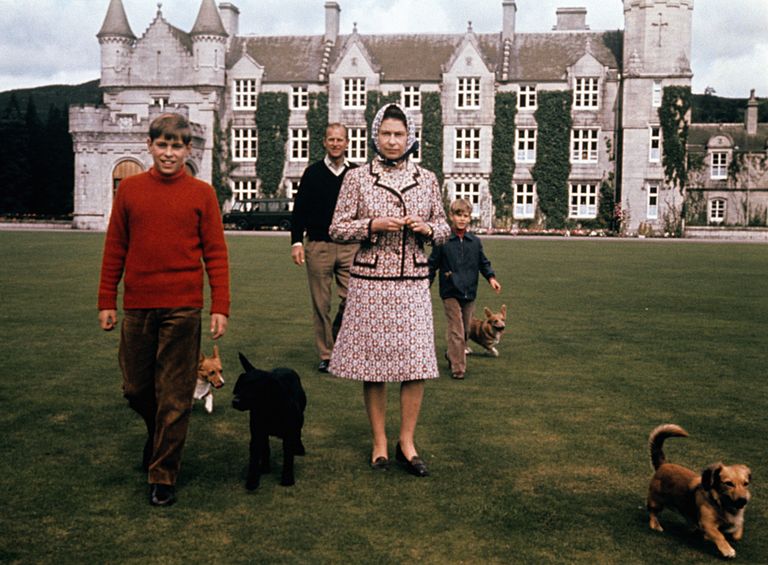 Kuninganna Elizabeth, prints Edward, prints Philip ja prints Andrew 1960. aastate lõpul Balmoralis