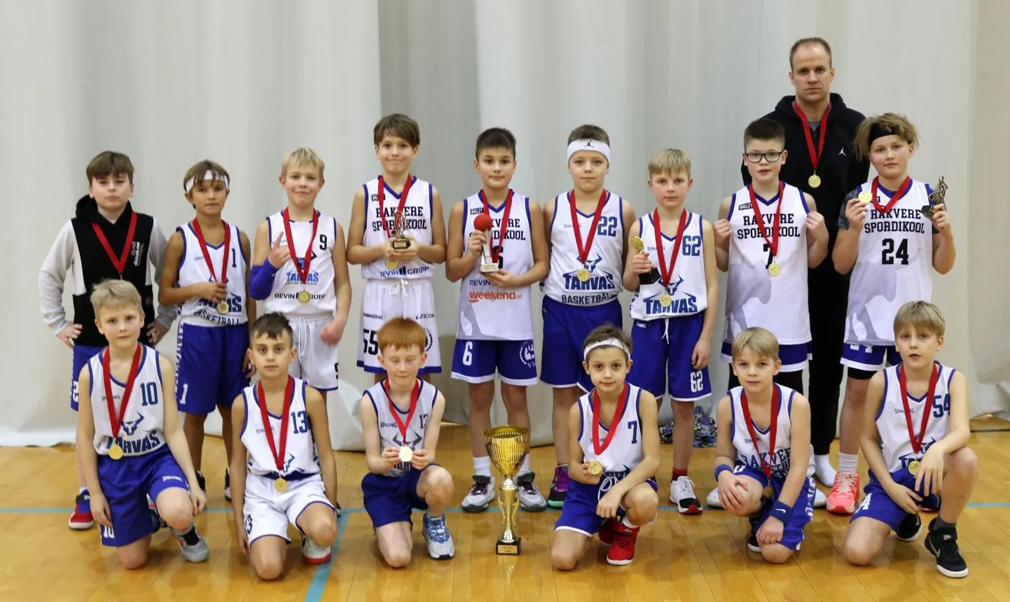 Rakvere Spordikool/Tarvas koos treener Tõnis Putkoga.