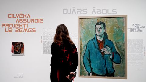 FOTO ⟩ "Cilvēka absurdie projekti uz Zemes" – gleznotāja Ojāra Ābola estētiskie cīniņi par brīvu mākslu nebrīvā vidē