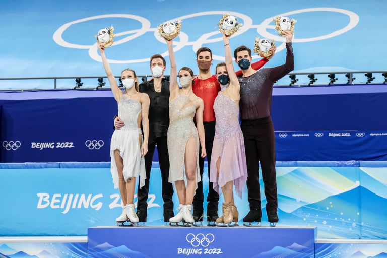 Виктория Синицина и Никита Кацалапов, Габриэла Пападакис и Гийом Сизерон, Мэдисон Хаббелл и Закари Донохью на олимпийском пьедестале.