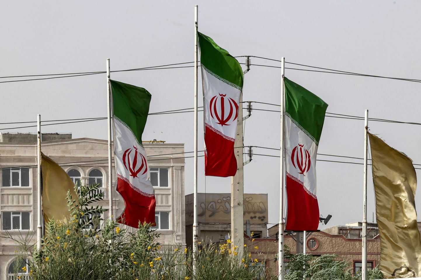 Iraani lipud lehvimas pealinnas Teheranis.