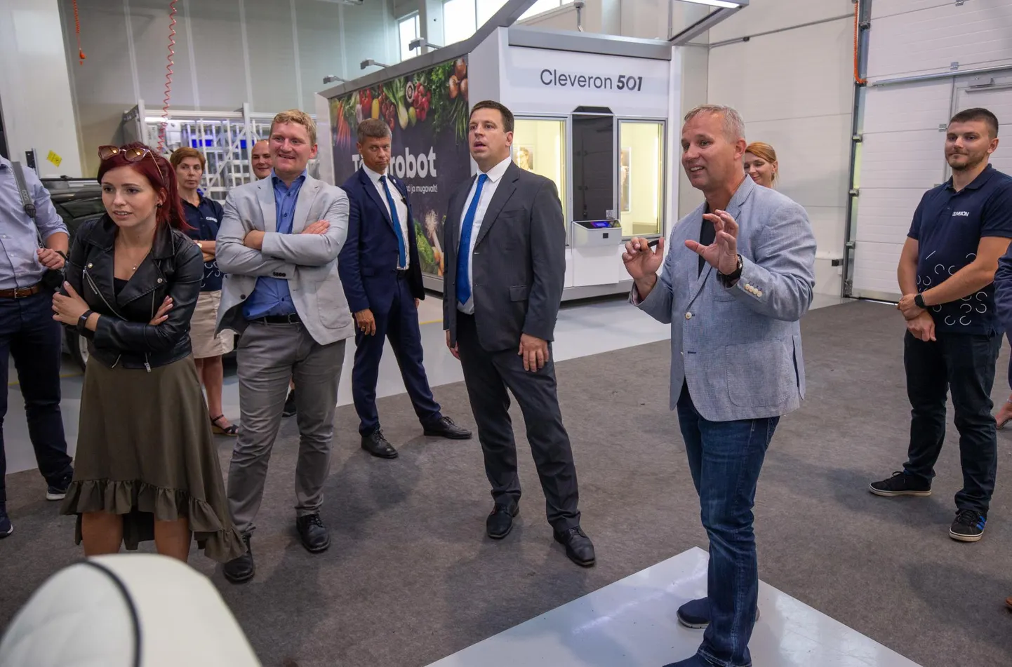 Peaminister Jüri Ratas saatjaskonnaga Viljandi aktsiaseltsis Cleveron. Esiplaanil paremal seisab ettevõte juht Arno Kütt.