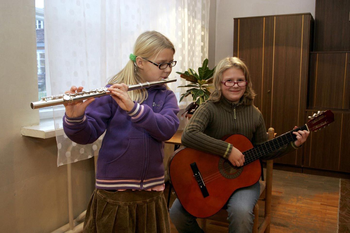 Liisi (vasakult) ja Helina Välb peavad Paide muusikakoolis õppimise eest tasuma rohkem kui linnalapsed, sest nemad elavad Kareda vallas. Ema Kaidi-Ly tunnistas, et kui vald ei aitaks neil õppetasu maksta, oleks perel märksa raskem hakkama saada.