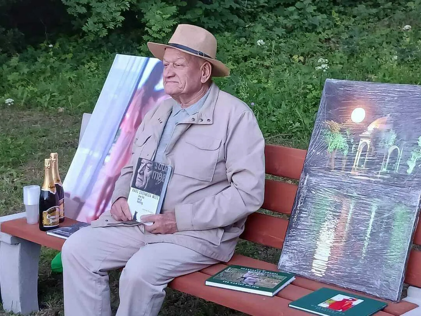 Arvo Iho oli omanimelisel pingil esimene istuja.
