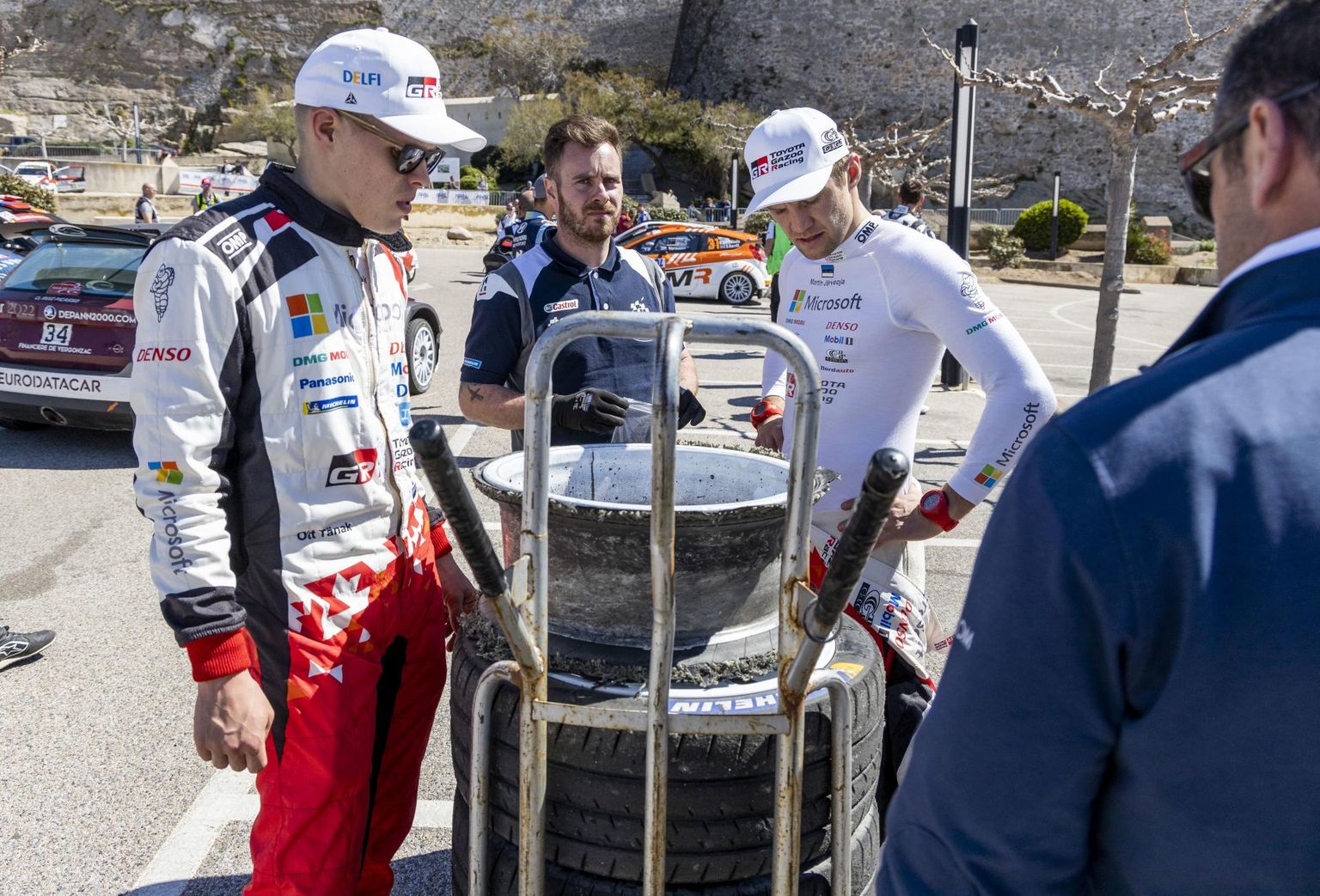 Ott Tänak ja Martin Järveoja vaatavad Korsika ralli punktikatse finišis Elfyn Evansi Ford Fiesta velge. FOTO: Karli Saul