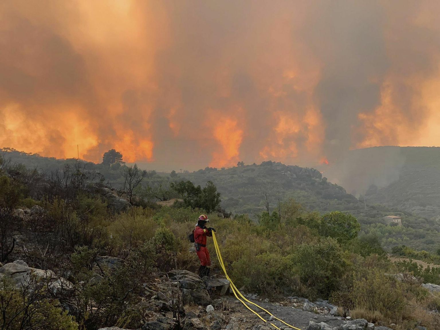 Hispaania kaitsejõudude tuletõrjujad kustutamas Valencias Les Userese maakonnas metsatulekahju 15. augustil. Ekspertide hinnangul keskendub valitsus liialt tulekahjude kustutamisele, mitte nende algpõhjuste lahendamisele. 