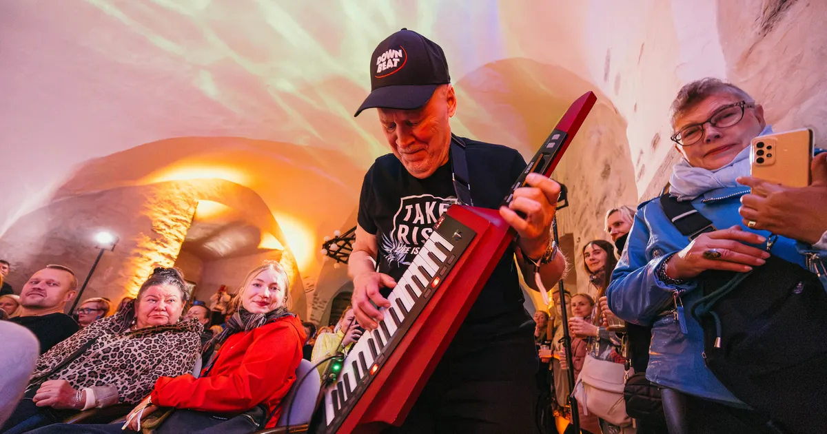 PISARAD NARVAS ⟩ Särtsakate artistide taustal röövis südameid 75-aastane džässpianist