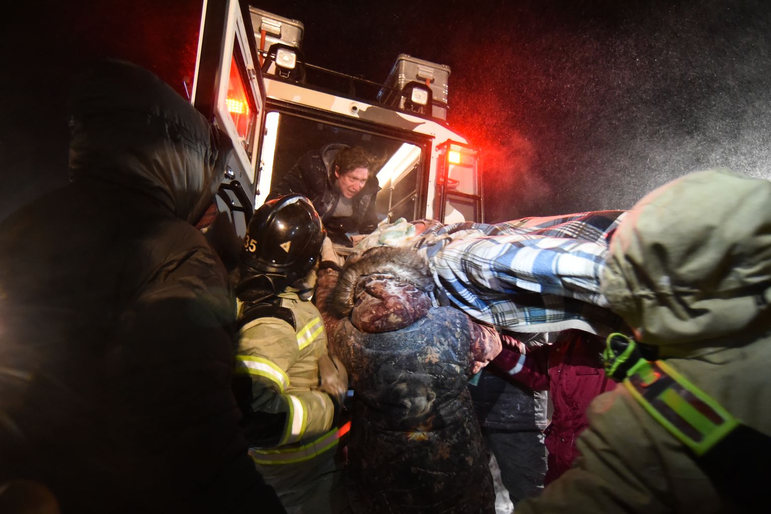 Päästjad leidsid lume alt imekombel ellu jäänud 15-aastase teismelise, kes toimetati haiglasse.