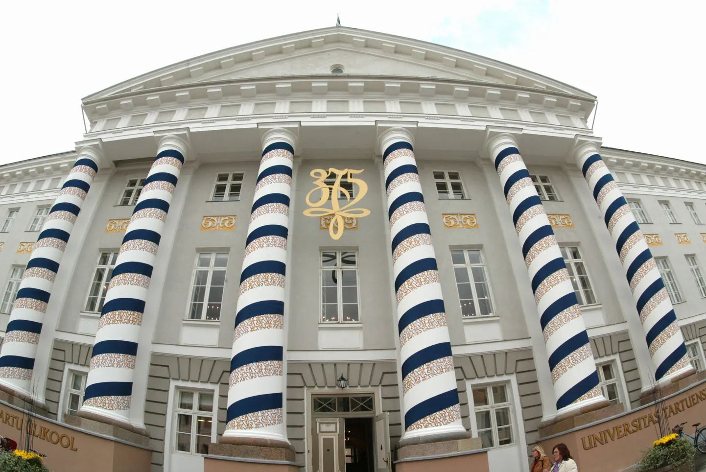 juubelipidustusteks ehitud Tartu Ülikooli peahoone.